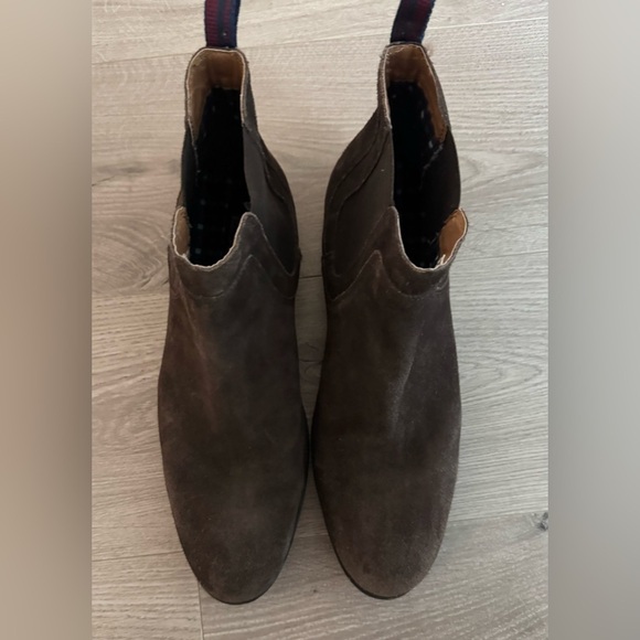 Ben Sherman Monroe Chelsea Boots in Brown Suede main image 6